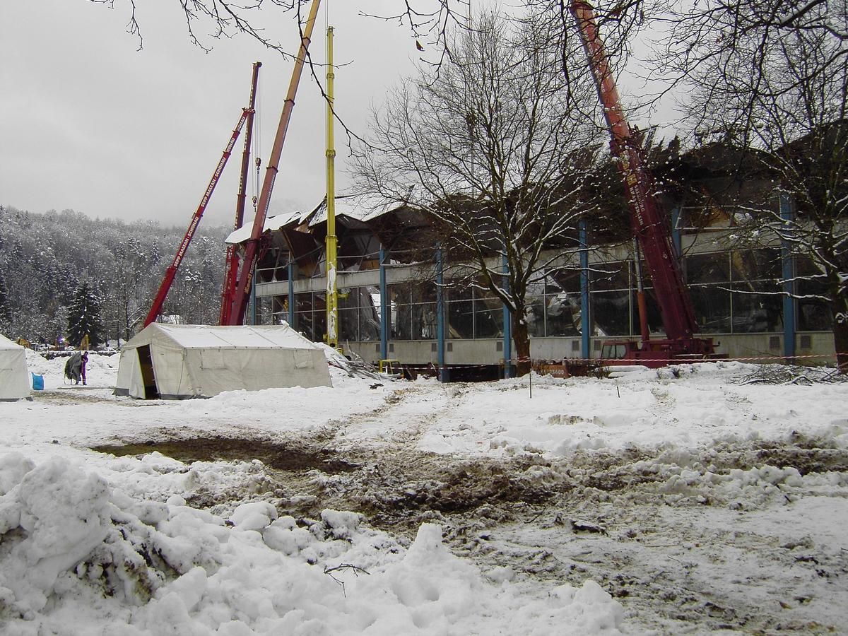 Krane stabilisieren die Restkonstruktion der Eishalle während der Rettung 