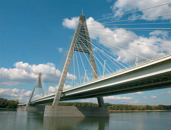 Die Megyeri-Brücke in Budapest: beschichtet mit HEMPADUR 17550 