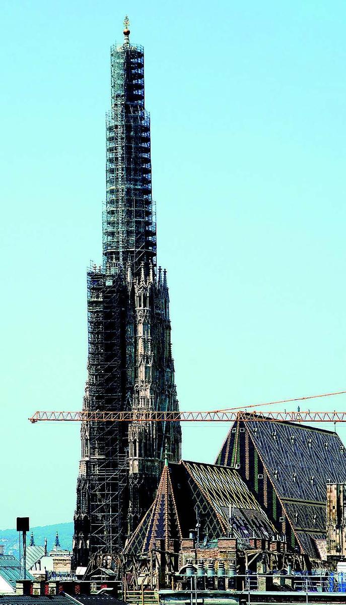 Mediendatei Nr. 214077 Eine 57 m hohe Rundeinrüstung umgibt die 137 m hohe Spitze des Wiener Doms; der rechteckige Gerüstturm unterhalb der Turmspitze dient als Zugang und stammt von der bereits erfolgten Turmsanierung zwischen 40 und 90 m