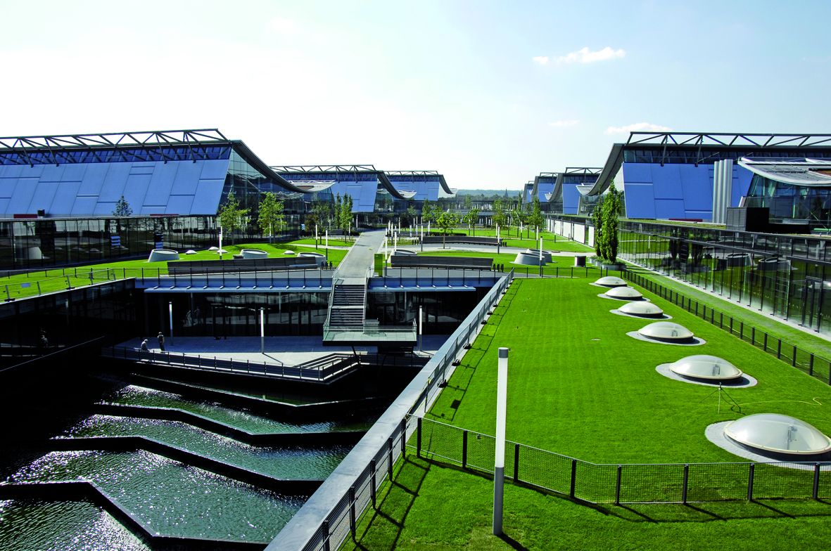 Mediendatei Nr. 214740 Neue Messe Stuttgart: Diverse Teile der ca. 150.000 m² Dachfläche wurden mit Produkten von SOPREMA abgedichtet, beispielsweise mit dem DUOFLEX®-Verbundsystem, welches eine Wasserunterläufigkeit komplett ausschließt
