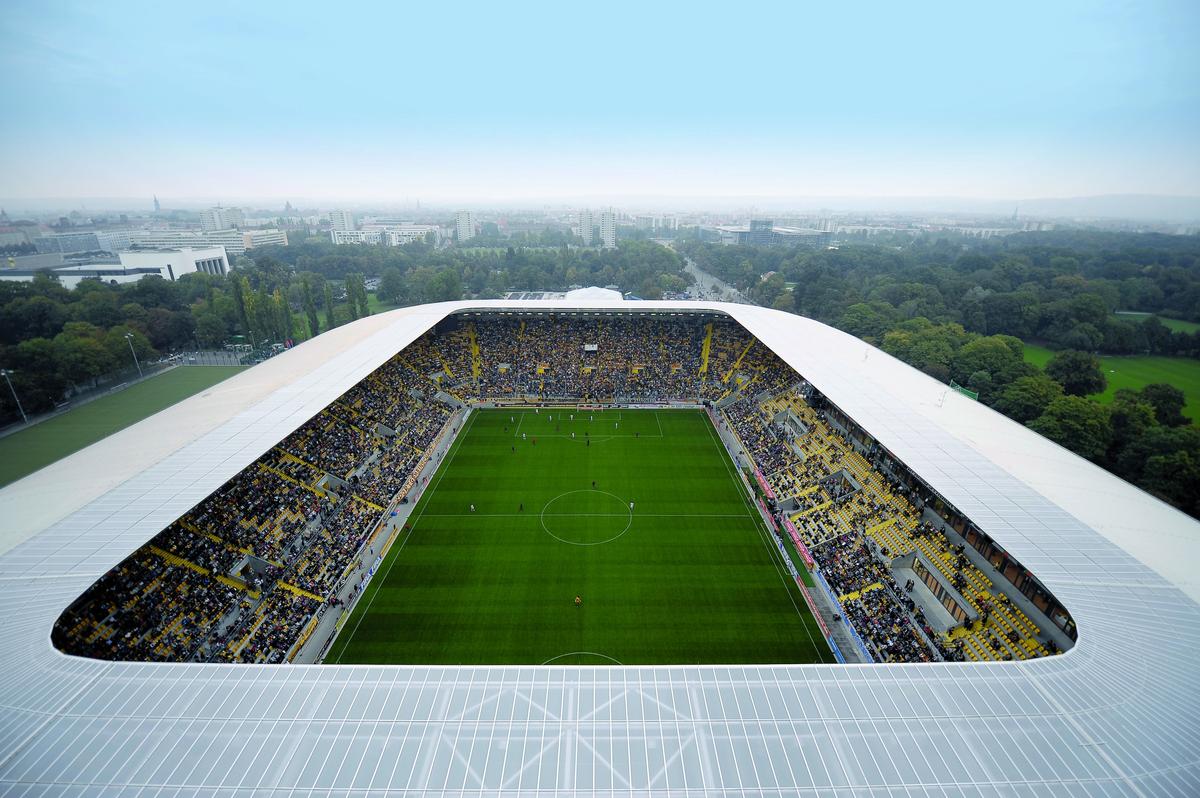 Mediendatei Nr. 214741 Dächer, wie das des Rudolf-Harbig-Stadions in Dresden, die einen stützenfreien Raum überdecken sollen, müssen besonders leicht sein; durch ihr geringes Eigengewicht bietet sich eine Kunststoffabdichtung, z. B. eine FPO-Abdichtung an
