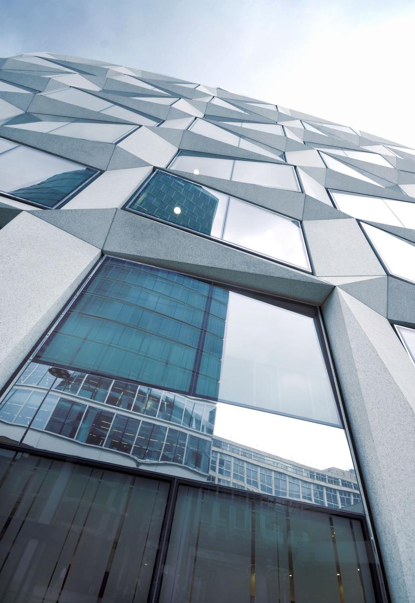 A building like a crystal, consisting of 425 individual prefab steel parts and colour-neutral ipasol neutral 68/37 
