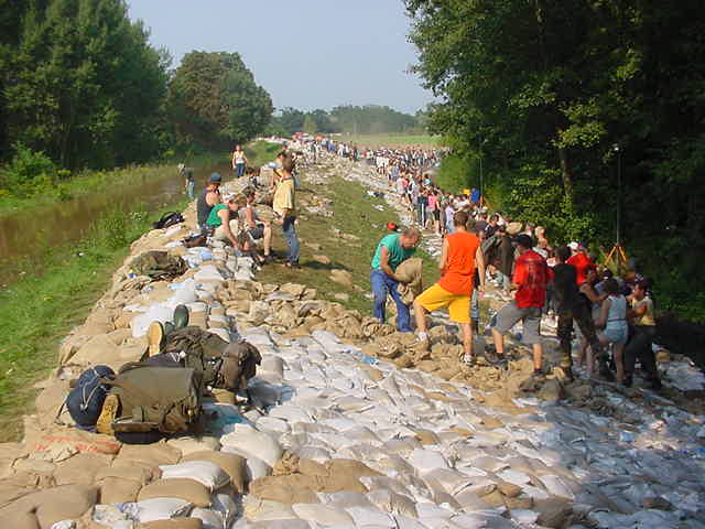 Freiwillige Helfer beim Verstärken eines Deiches an der Elbe 