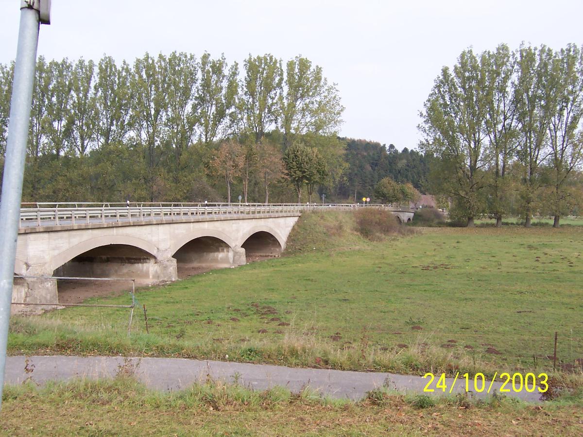 Straßenbrücke über die Diemel mit zusätzlichen Hochwasseröffnungen in Germete 