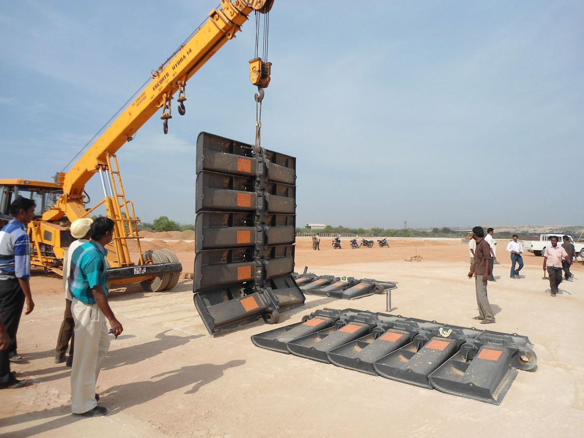 Mit dem symbolischen Auslegen der ersten Bodenplatten erfolgte der Montagebeginn Ende Mai dieses Jahres im indischen Neyveli 