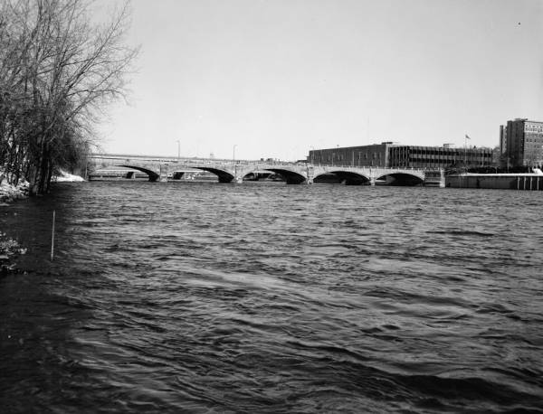 Bridge Street Bridge, Grand Rapids. (HAER, MICH,41-GRARA,10-1) 