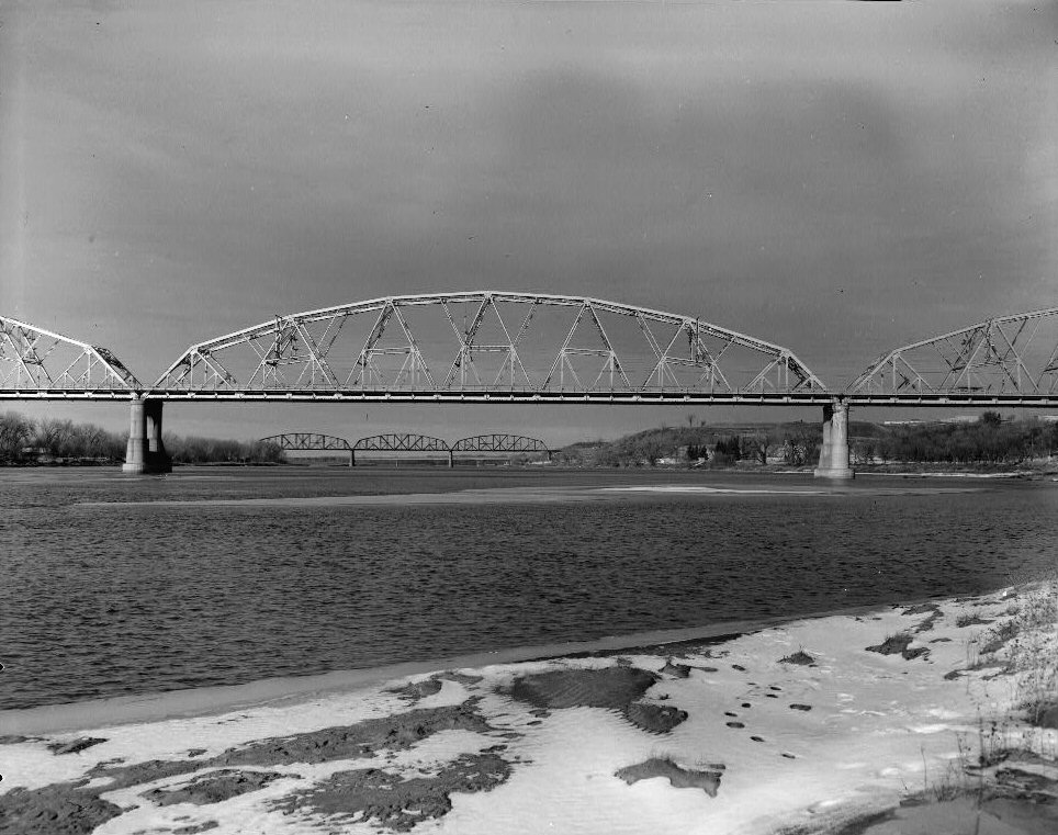 Liberty Memorial Bridge, Bismarck, North Dakota. (HAER, ND,8-BISMA,2-6) 