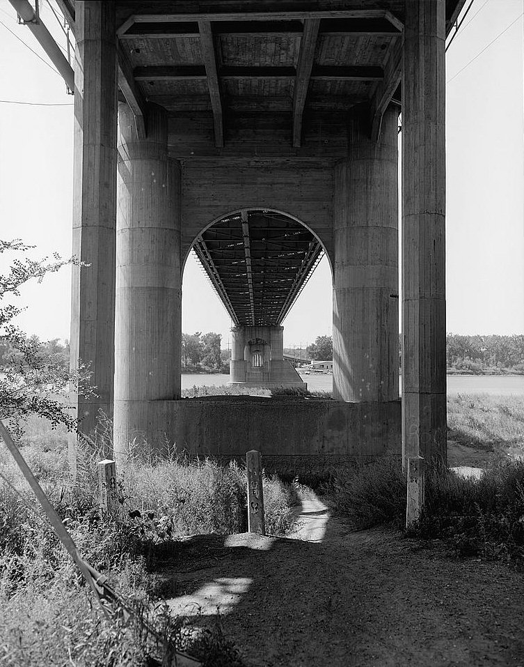 Liberty Memorial Bridge, Bismarck, North Dakota. (HAER, ND,8-BISMA,2-11) 