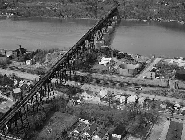 Poughkeepsie Railroad Bridge (HAER, NY,14-POKEP,8-;DLC/PP-97:NY-23) 
