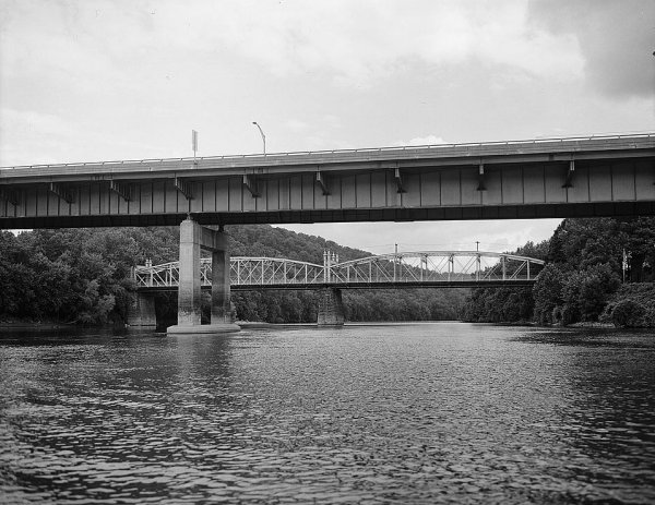 Fort Henry Bridge in front of Bridgeport Bridge, Bridgeport, Ohio. (HAER, WVA,35-WHEEL,5-2) 