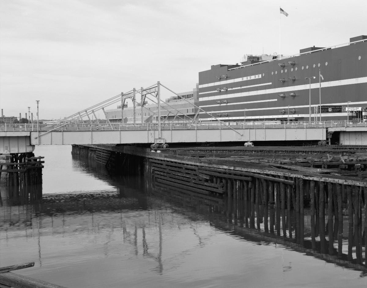 Media File No. 199252 View west, oblique view, draw span. - Summer Street Retractile Bridge, Spanning Fort Point Channel at Summer Street, Boston, Suffolk County, MA (HAER MASS,13-BOST,87–11)
