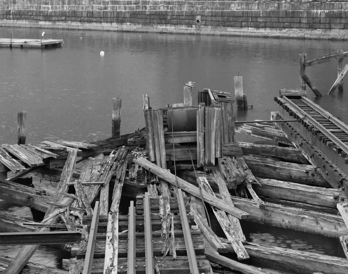 Media File No. 199263 Detail, winch drum, housing and support remains. - Summer Street Retractile Bridge, Spanning Fort Point Channel at Summer Street, Boston, Suffolk County, MA (HAER MASS,13-BOST,87–22)