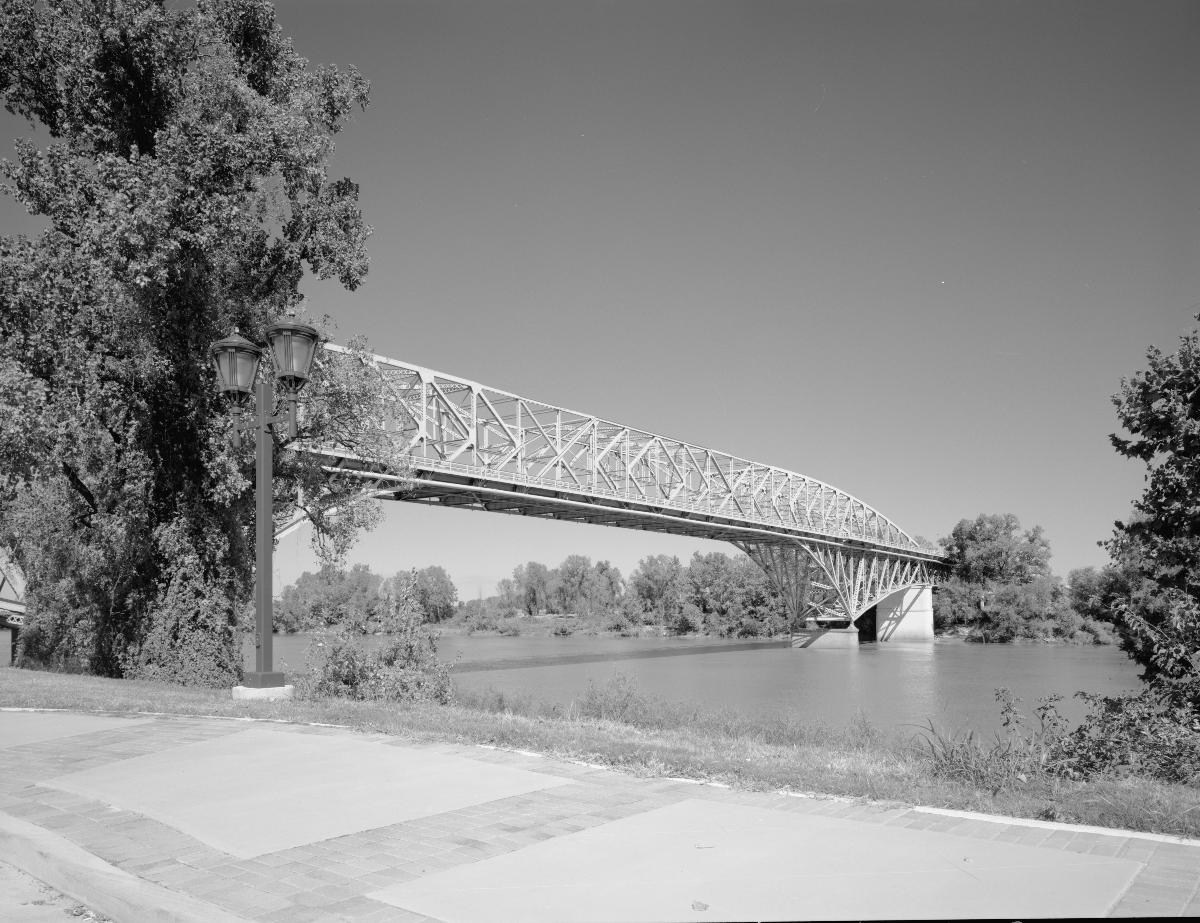 Perspective, view looking northeast - Long-Allen Bridge, Texas Street Bridge, Spanning the Red River on US 80, Shreveport, Caddo Parish, LA 