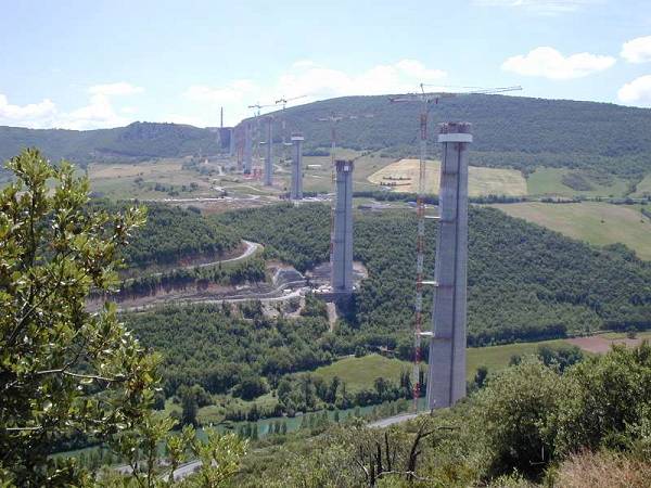 Millau Viaduct under construction.Source: unknown 