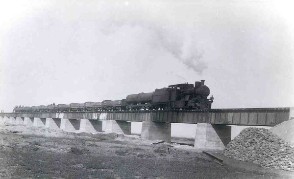 Pont-rail sur le Swakop.(Archives nationaux de Namibie) 