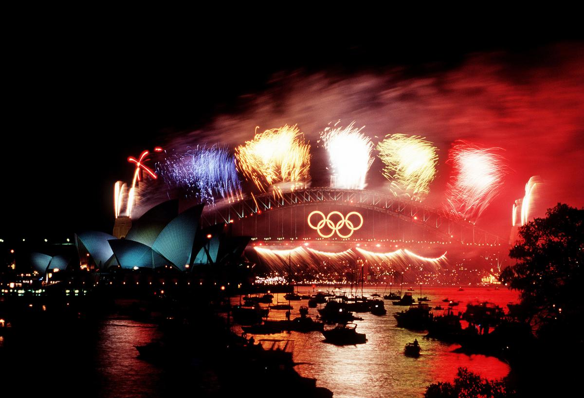 Oper von Sydney vor der Hafenbrücke, bei dem Feuerwerk zu den Abschlußfeiern der olympischen Spiele 