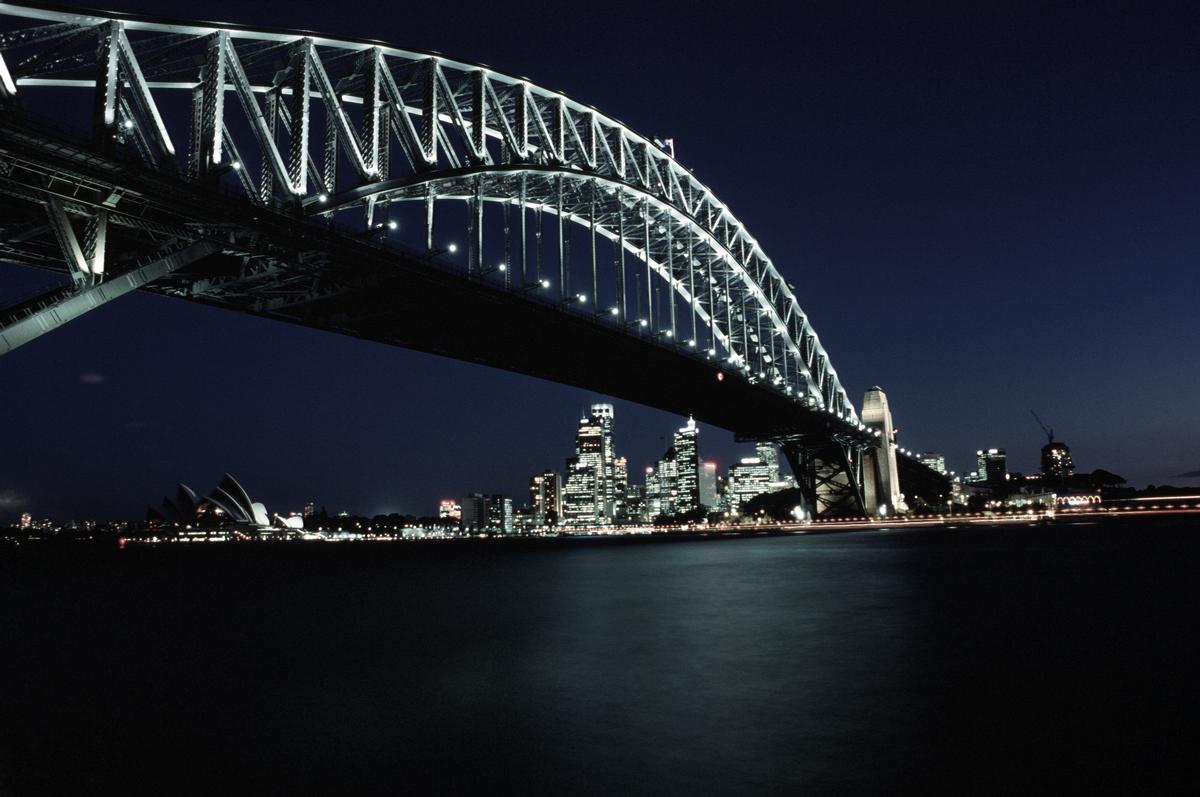 Media File No. 80274 A nighttime view of the Harbor Bridge, Opera House and Sydney, Australia skyline. From Airman Magazine's December 1994 issue article «The Wonder Down Under»