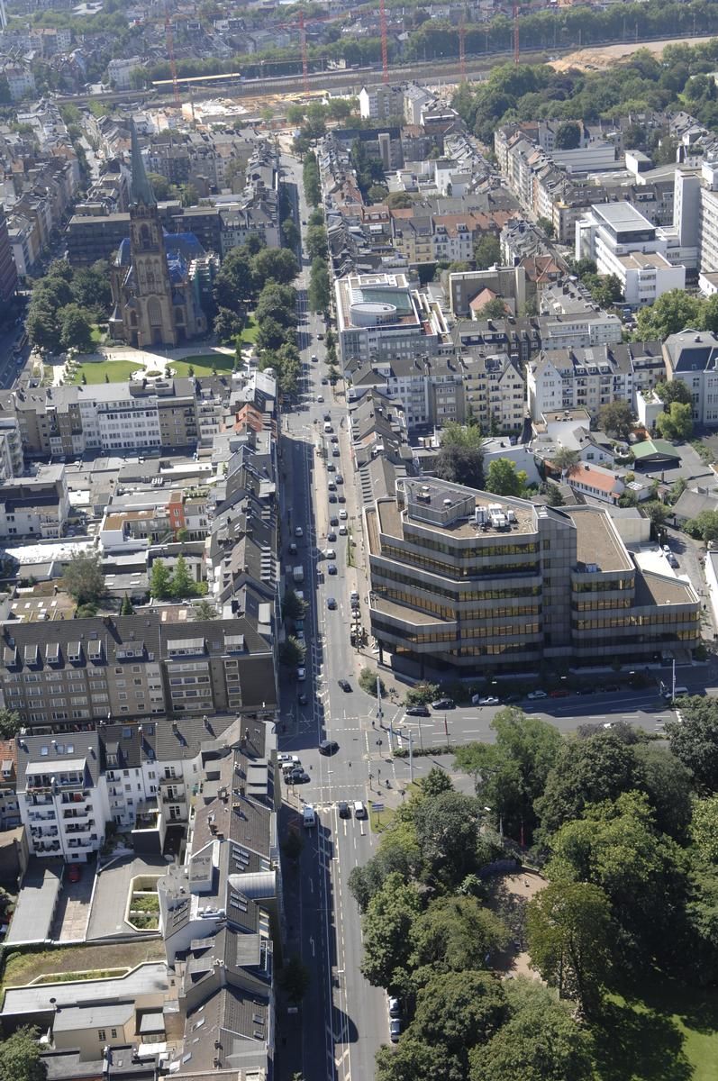 Das Foto zeigt die Elisabethstraße aus der Luft, Blickrichtung Süden.
Hier nimmt die Wehrhahn-Linie ihren Weg zum Bahnhof „Bilk S“ 