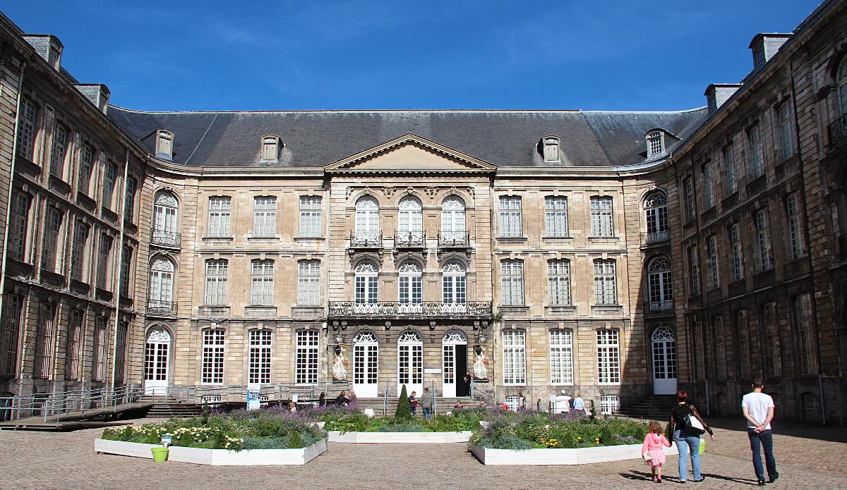 Cour d’honneur de l’ abbaye Saint-Vaast actuel musée des Beaux-Arts d'Arras (Nord-Pas-de-Calais, France) 