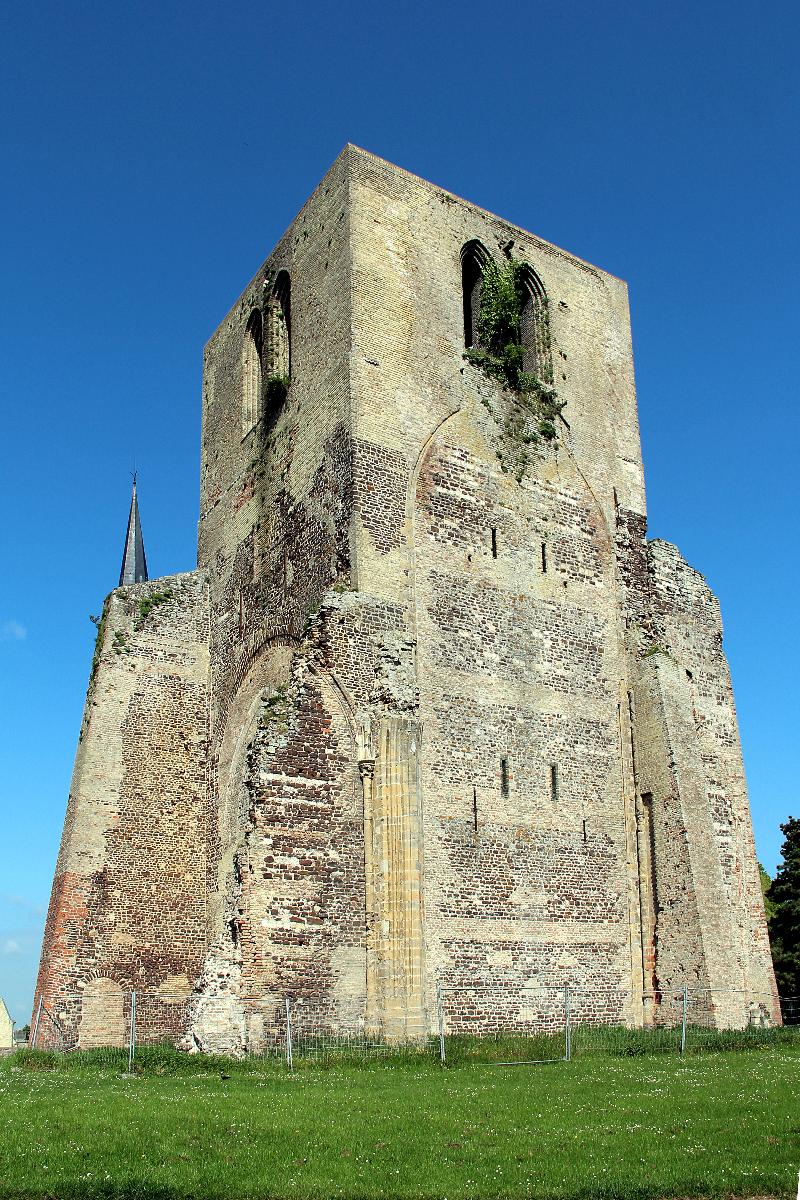 La tour carrée de l'abbaye Saint-Winoc (Nord, France). 