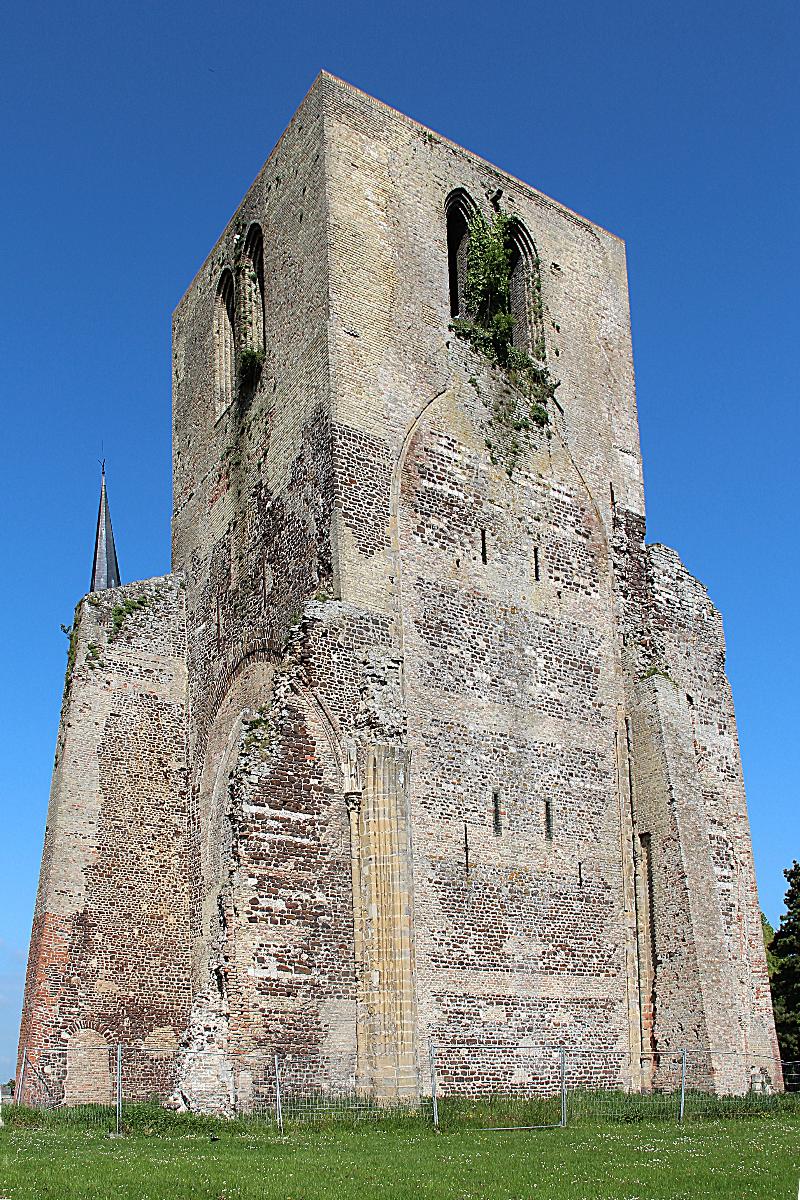 Tour carrée de l'ancienne abbaye Saint-Winoc Édifiée, détruite et reconstruite entre le XIIIe et le XVIIIe siecle à  : Bergues (département du Nord, France).