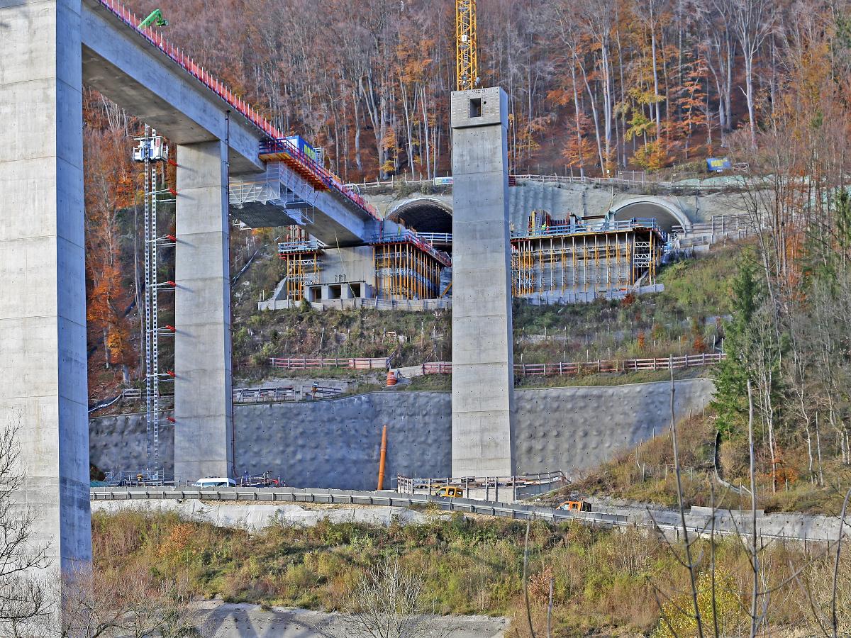 Filstalbrücke Bau der Filstalbücke (Stand November 2019). Die sich ich im Bau befindliche Filstalbrücke wird eine 485 m lange Eisenbahnüberführung an der Neubaustrecke Wendlingen – Ulm. Die Brücke liegt jeweils direkt angrenzend zwischen dem Boßlertunnel (Länge 8.790 m) und dem Steinbühltunnel (Länge 4.825 m). Die Brücke besteht nach ihrer Fertigstellung aus zwei eingleisigen parallelen Brückenteilen. Mit einer Höhe von 85 m wird sie die dritthöchste Eisenbahnbrücke von Deutschland sein.