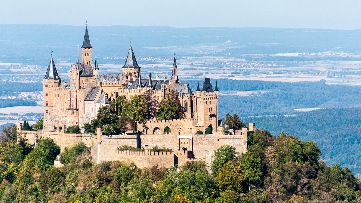 Die Burg Hohenzollern befindet sich auf einer fast isolierten Kuppe vor dem heutigen Albtrauf 