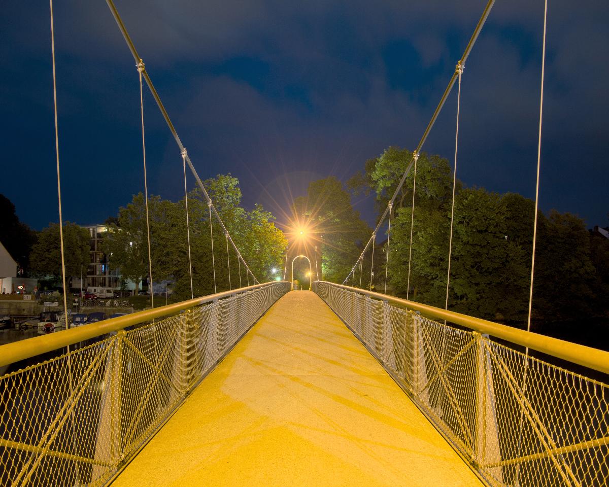 Drahtbrücke über die Fulda in Kassel bei Nacht. DRI Aufnahme aus Belichtungsreihe mit 5 Bildern. 
