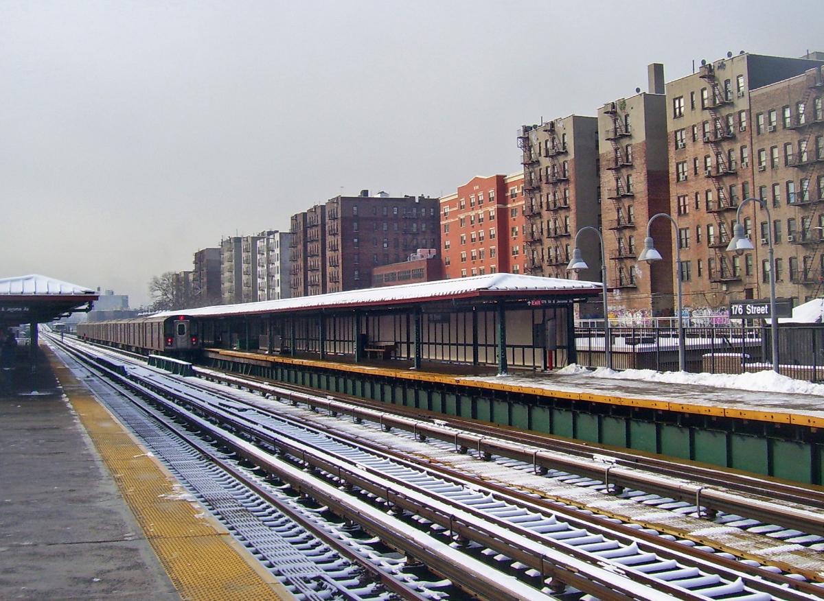 Downtown 4 train leaving the 176th Street station in the Bronx 
