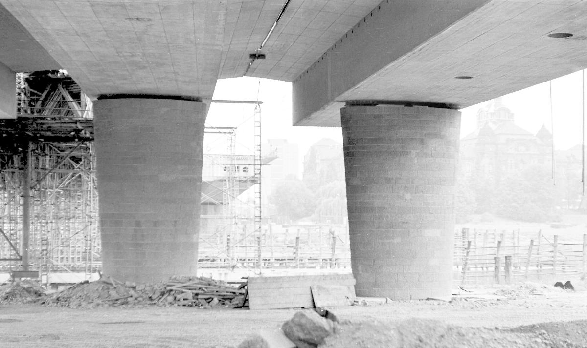 Dresden: Dr. Rudolf-Friedrichs-Brücke (Carolabrücke) über die Elbe Neubau. Namensgeberin für die im II. Weltkrieg zerstörte alte Carolabrücke von 1892-95 war die Gemahlin von König Albert. Blick nach Norden.