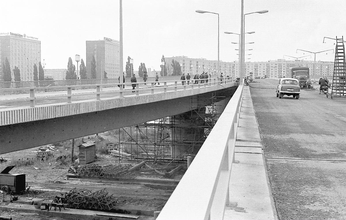 Dresden: Die Dr.-Rudolf-Friedrichs-Brücke (Carolabrücke) über die Elbe Zustand kurz vor ihrer Freigabe für den Verkehr. Sicht vom 
Königsufer nach Süden.