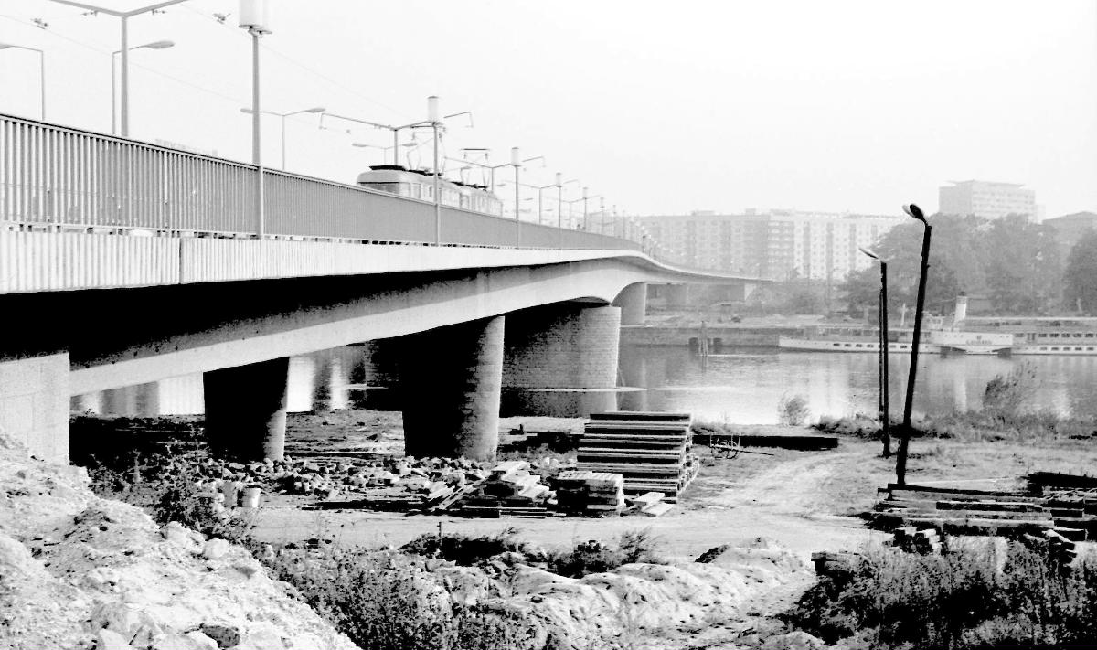 Dresden: Die neu erbaute Dr.-Rudolf-Friedrichs-Brücke (Carolabrücke) über die Elbe Blick vom Neustädter Ufer nach Süden zur Altstadt. Am Brückenkopf die "Carolinum-Wohnbauten, St. Petersburger Straße / Ecke Pillnitzer Straße. Rechts das Hochhaus "Der Sozialismus siegt" , Pirnaisches Tor = Grunaer Straße 5.