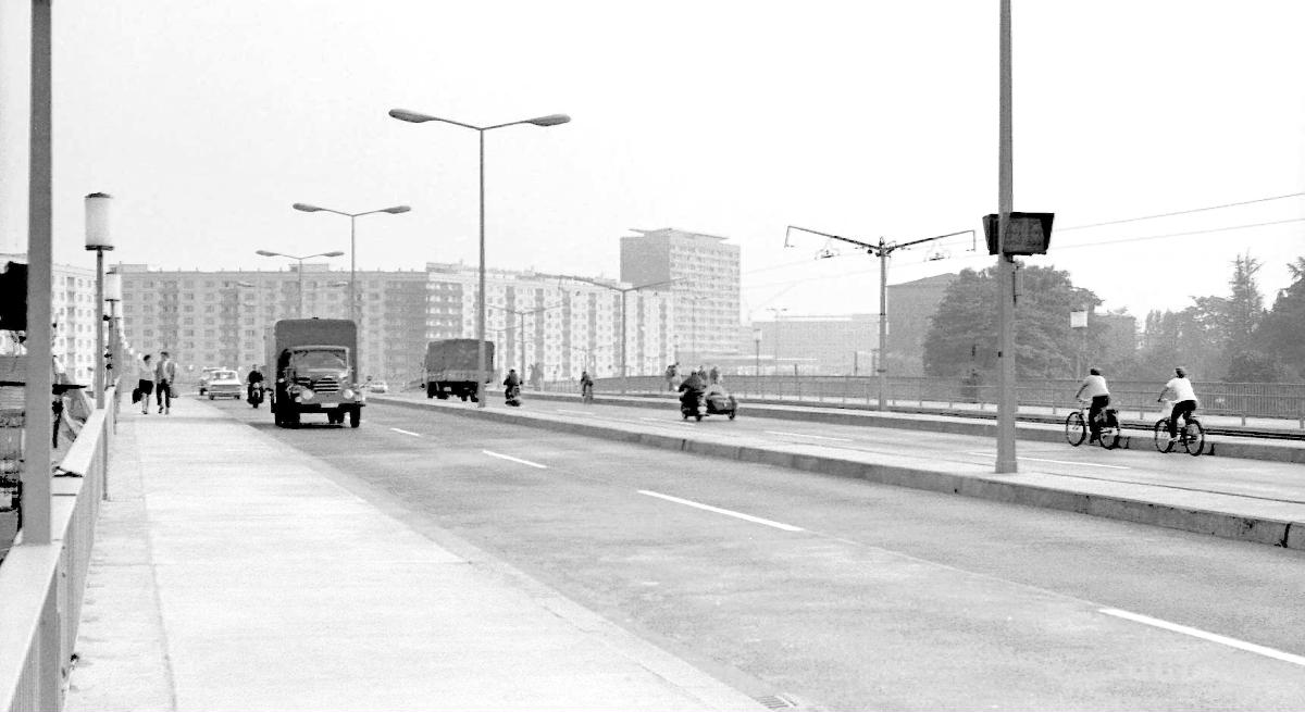 Dresden: Die neu erbaute Dr.-Rudolf-Friedrichs-Brücke (Carolabrücke) über die Elbe Blick vom Neustädter Ufer nach Süden zur Altstadt. Am Brückenkopf die "Carolinum-Wohnbauten", St. Petersburger Straße / Ecke Pillnitzer Straße. Rechts davon das Hochhaus "Der Sozialismus siegt" , Pirnaisches Tor = Grunaer Straße 5.