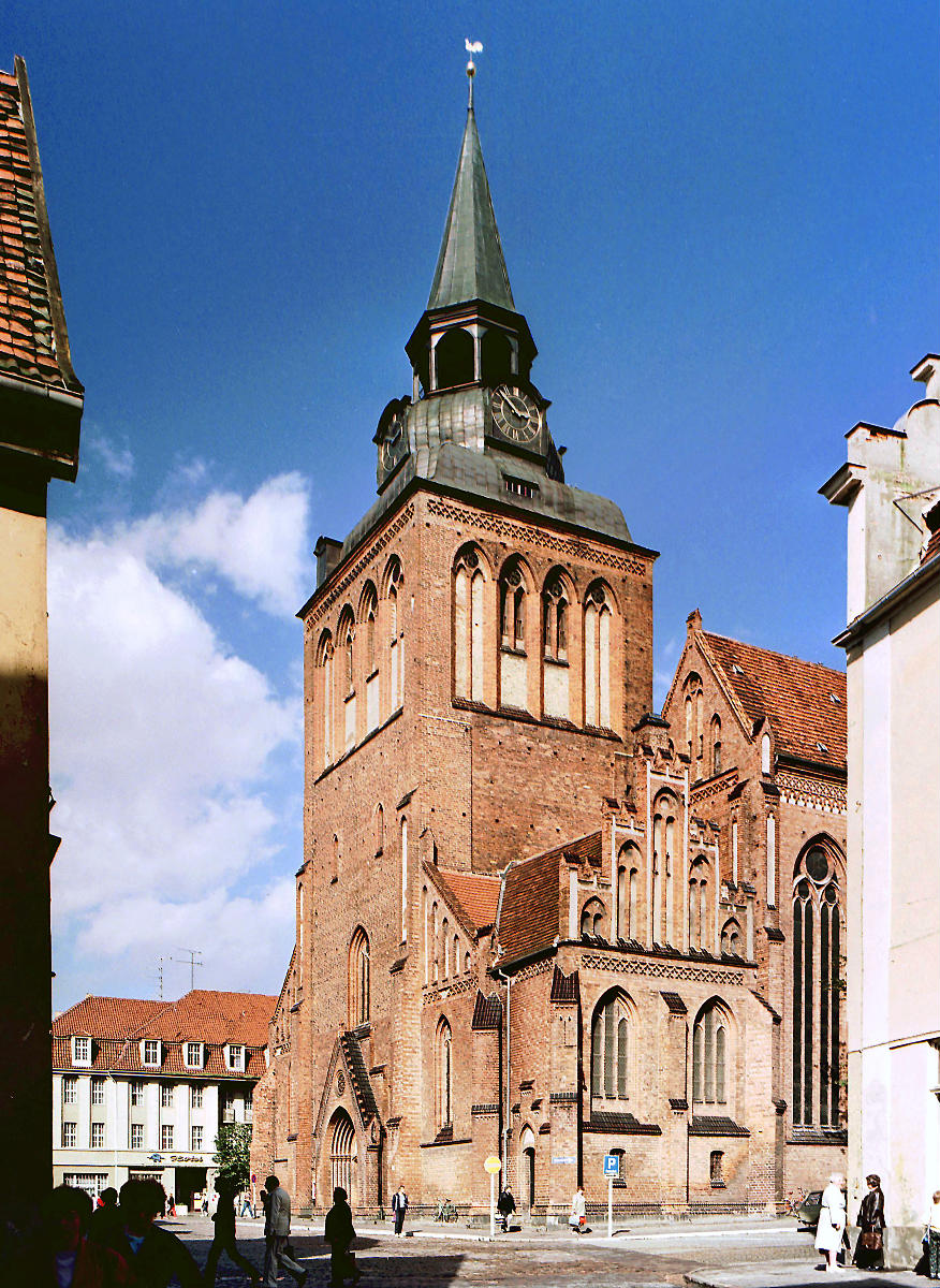 Stadtkirche St. Marien, Güstrow Ursprünglich dreischiffige gotische Basalika (14. Jahrhundert), Umwandlung in fünfschiffige spätgotische Backstein-Hallenkirche (1503-1522). 1880-1883 zur dreischiffigen Halle umgestaltet.