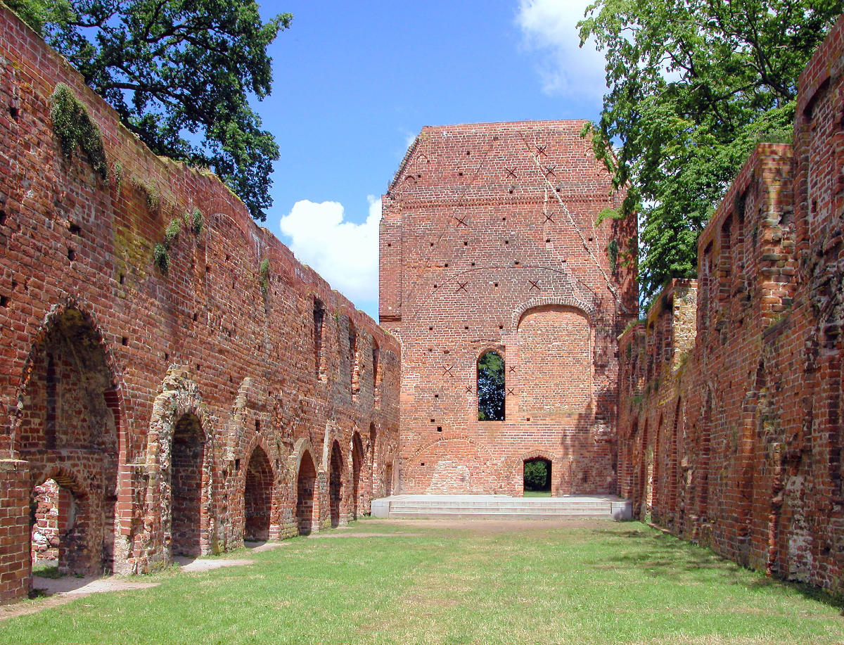 Eldena (Greifswald), An der Klosterruine Das Kloster Eldena oder Kloster Hilda (lateinisch Abbatia Hilda) ist eine ehemalige Zisterzienserabtei im Greifswalder Ortsteil Eldena. 1199 gegründet, aufgelöst 1535. Seit dem 18 Jahrhunder Ruine. Ostflügel, verm. 2. Hälfte 13. Jahrhundert. Blick nach Norden.