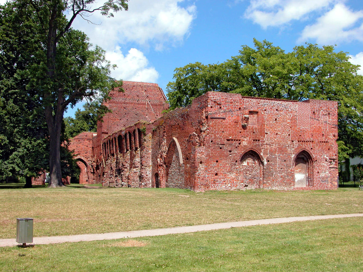 Eldena (Greifswald), An der Klosterruine Das Kloster Eldena oder Kloster Hilda (lateinisch Abbatia Hilda) ist eine ehemalige Zisterzienserabtei im Greifswalder Ortsteil Eldena. 1199 gegründet, aufgelöst 1535. Seit dem 18 Jahrhunder Ruine. Ostflügel, verm. 2. Hälfte 13. Jahrhundert. Blick von Süden.