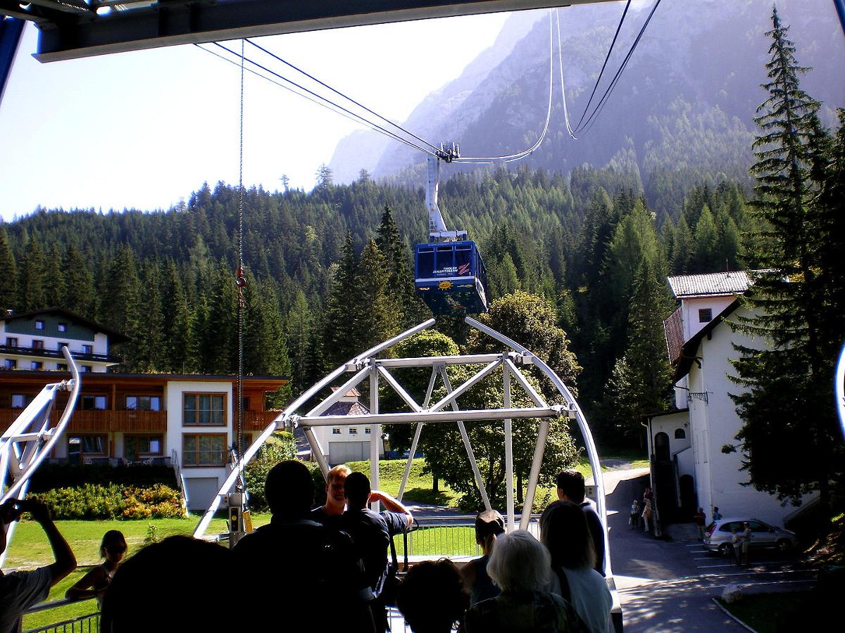 Tiroler Zugspitzbahn Die Tiroler Zugspitzbahn ist eine 1991 erneut errichtete Luftseilbahn von der Hotelsiedlung Ehrwald-Zugspitzbahn (Ehrwald-Obermoos) auf den Westgipfel der Zugspitze. Sie ist als Pendelbahn mit zwei Tragseilen je Spur ausgeführt und erschließt über drei Stützen von österreichischer Seite das Gletscherskigebiet am Zugspitzplatt.