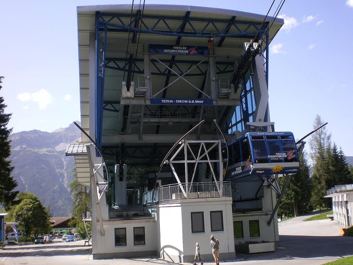 Tiroler Zugspitzbahn Die Tiroler Zugspitzbahn ist eine 1991 erneut errichtete Luftseilbahn von der Hotelsiedlung Ehrwald-Zugspitzbahn (Ehrwald-Obermoos) auf den Westgipfel der Zugspitze. Sie ist als Pendelbahn mit zwei Tragseilen je Spur ausgeführt und erschließt über drei Stützen von österreichischer Seite das Gletscherskigebiet am Zugspitzplatt.