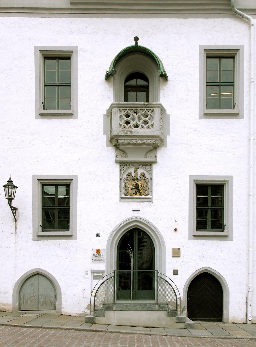 Rathaus Meißen Ab 1472 im gotischen Stil erbaut. Gotische Portale zur Marktseite. Der kleine Austritt oberhalb des Rathauseingangs wurde 1910 angefügt. Das darunter angebrachte Stadtwappen schuf 1865 der Bildhauer C. P. Krondl. Sicht von Süden.