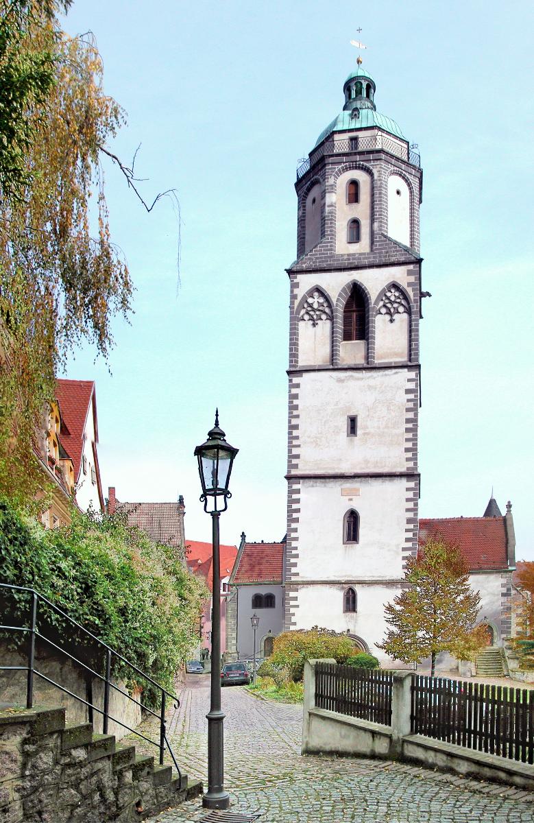 Meißen: Frauenkirche 1205 wird erstmals urkundlich eine "Kapelle am Markt" genannt, die 1213 als "Kirche St. Maria am Markt" bezeichnet ist. Seit dem 14. Jh. Tritt der Name "Kapelle Unserer lieben Frauen St. Marien" oder "Frauenkirche" hervor. Sie war sie in dieser Zeit dem Augustiner-Chorherrenstift St. Afra unterstellt. Schließlich erhielt sie 1457 den Charakter einer Parochialkirche. Bei den großen Stadtbränden von 1447 und 1455 wurde die Kirche zerstört. Um 1460 entstand ein neuer Bau, der bis zum Beginn des 16. Jh. Hinzog. In dieser Form, als spätgotische Hallenkirche, ist sie heute zu sehen. Blick von den Superintendentenstufen zur Frauenkiche. [DSCN39877-39878.TIF]20091101285DR.JPG©Blobelt