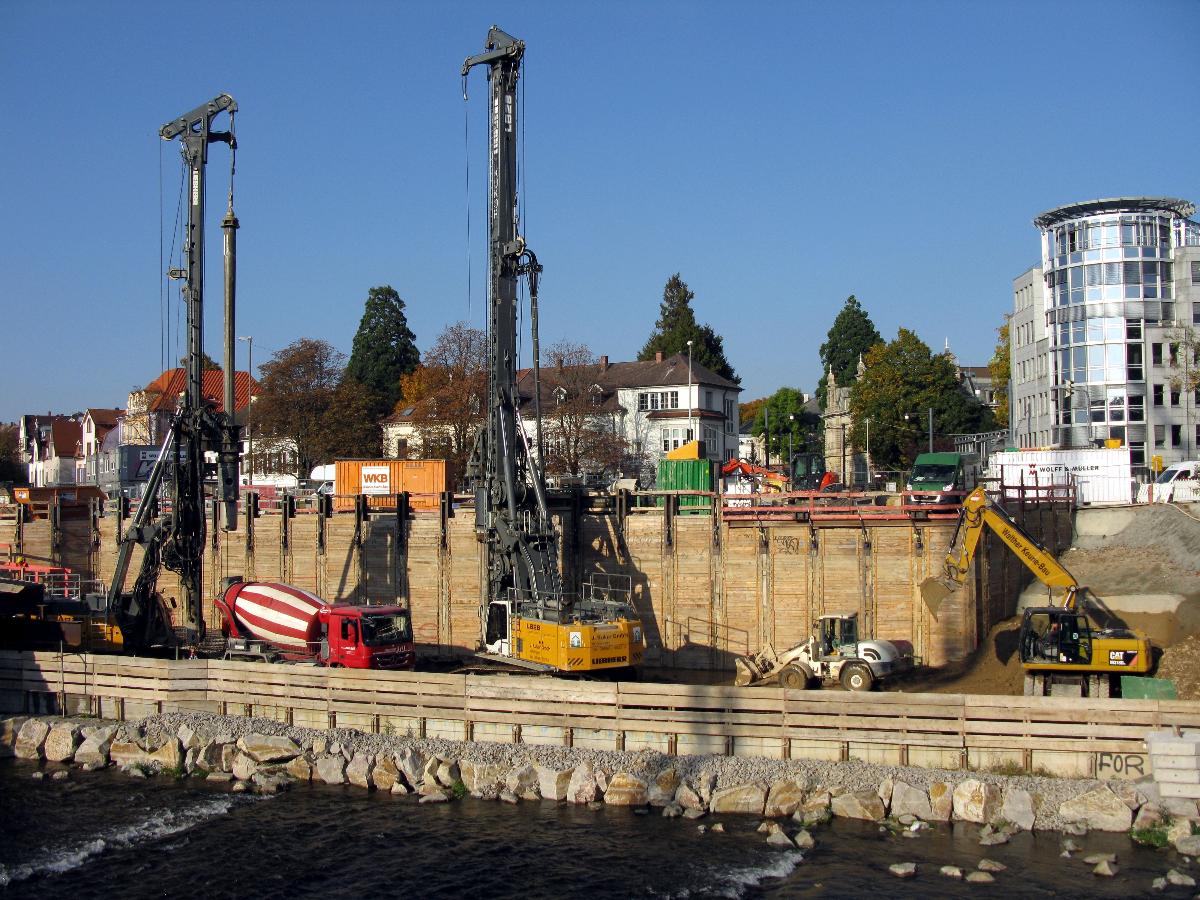 Rammarbeiten für die Widerlager der Freiburger Kronenbrücke 