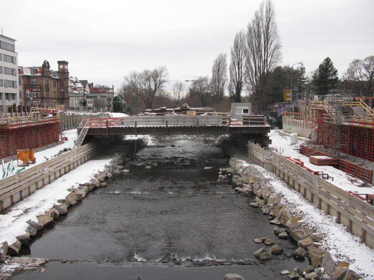 neue Widerlager für die Freiburger Kronenbrücke, in der Mitte der Hilfstisch, der für den Wiederaufbau gebraucht wird 