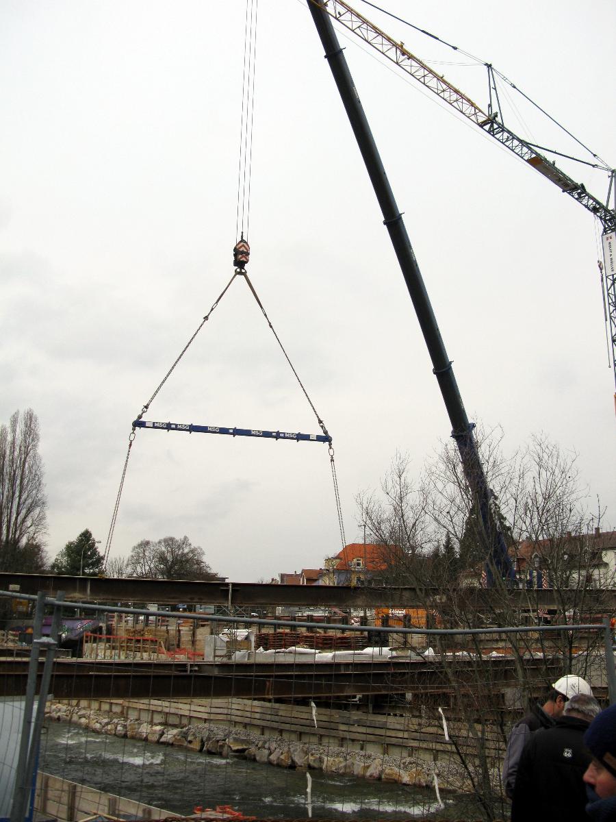 Freiburger Kronenbrücke, Stahlträger werden mit einem Autokran zur Hilfskonstruktion gesetzt 