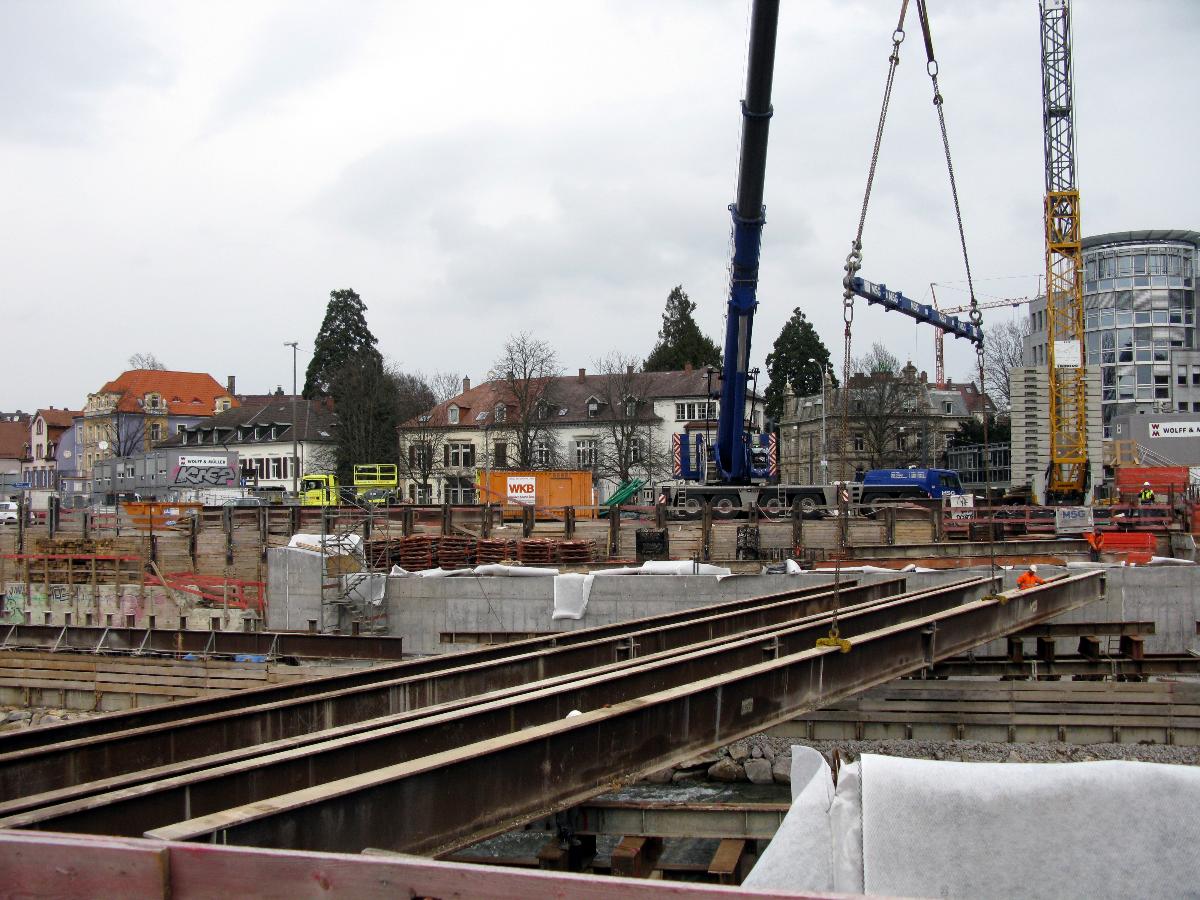 Freiburger Kronenbrücke, Stahlträger werden mit einem Autokran zur Hilfskonstruktion gesetzt 