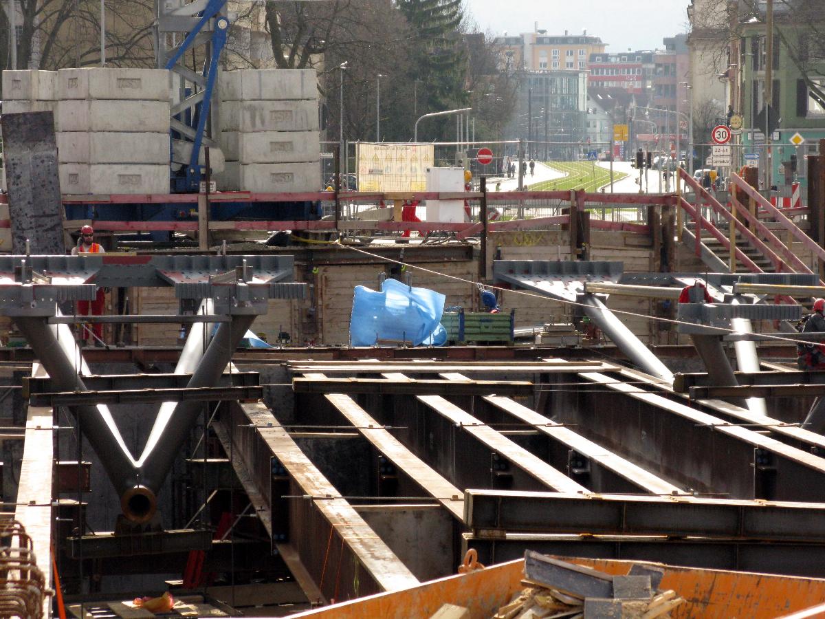 Freiburger Kronenbrücke mit neu gesetzten Stahldreiecken 