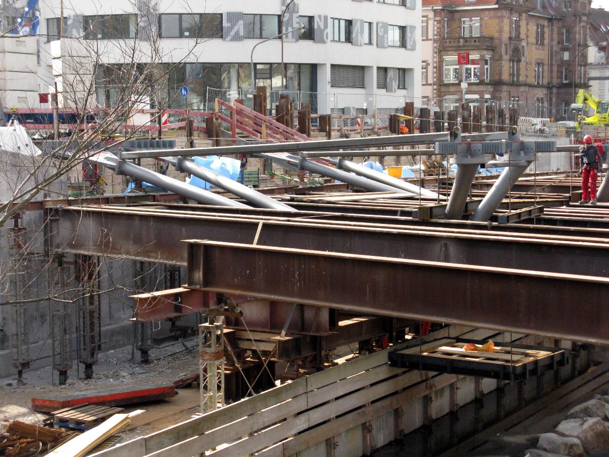 Freiburger Kronenbrücke mit neu gesetzten Stahldreiecken 