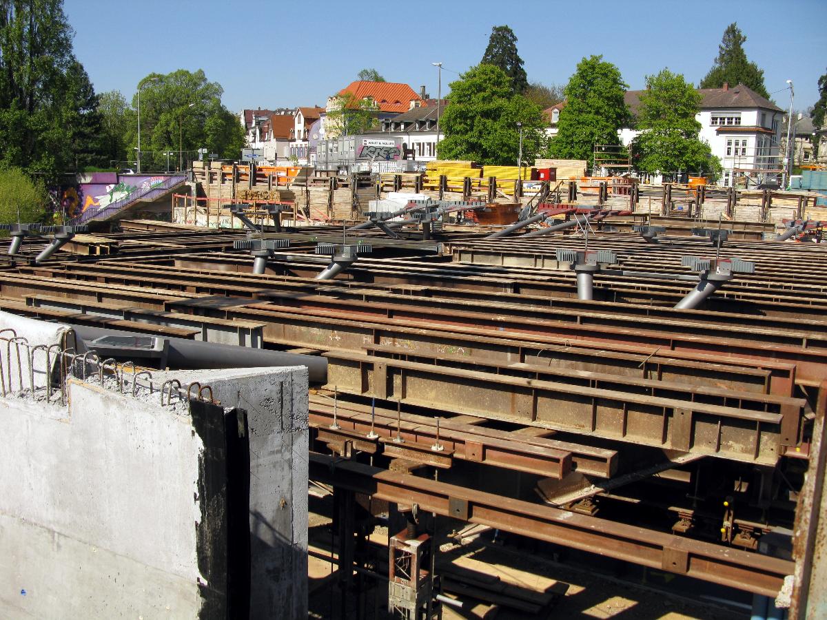 Freiburger Kronenbrücke, Aufbau weiterer Hilfskonstruktion zur Betonierung 