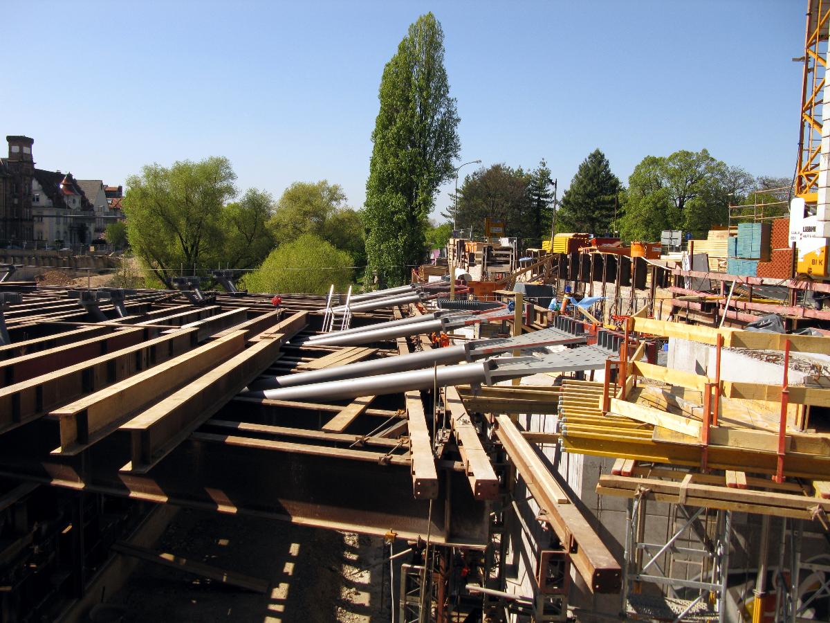 Freiburger Kronenbrücke, Aufbau weiterer Hilfskonstruktion zur Betonierung 