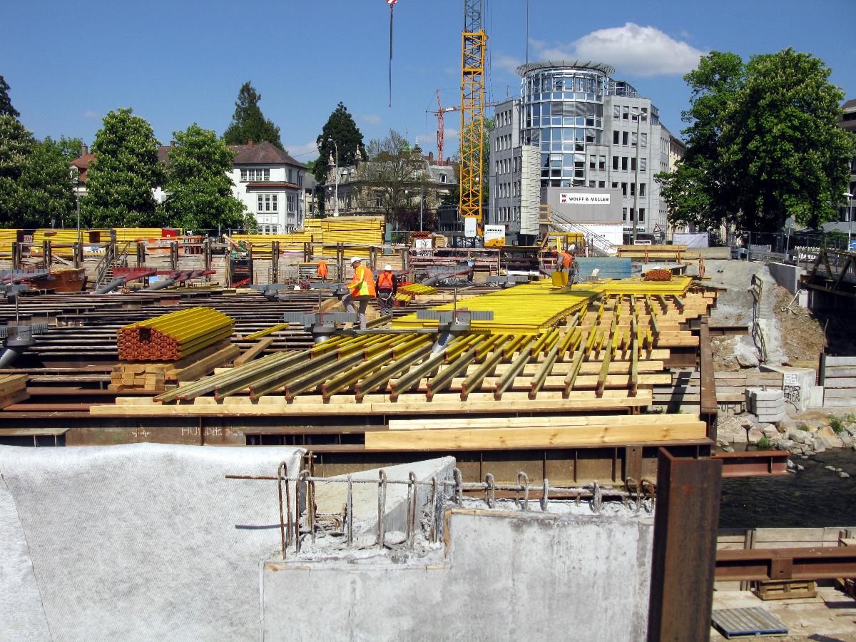 Freiburger Kronenbrücke, Vorbereitung für Schalungsarbeiten 