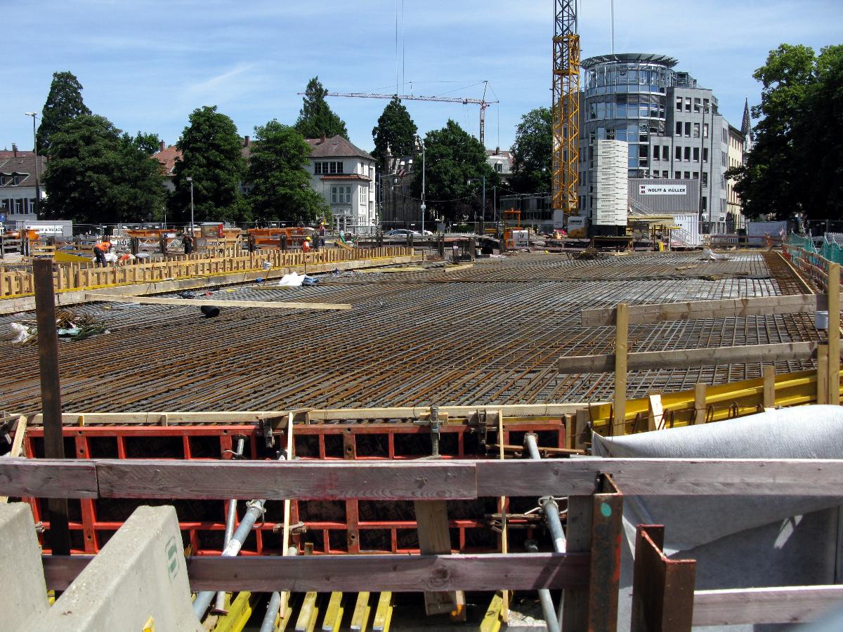 Freiburger Kronenbrücke, Einbau von Bewehrungsstahl 